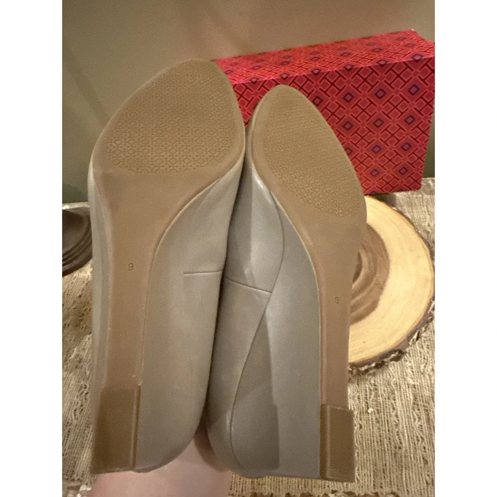 Tory Burch Women's Claire 85mm Wedge Pumps in French Grey Sz-9M Gold Logo 295$